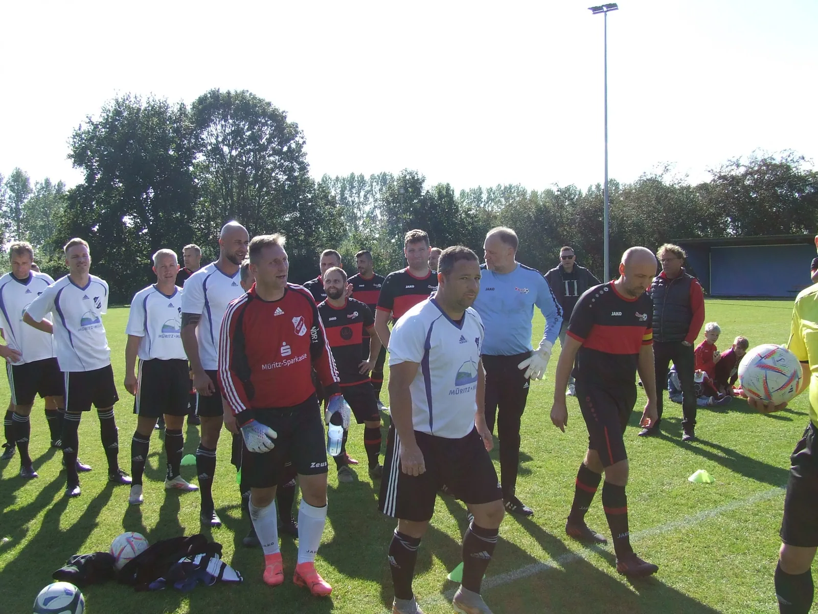 SV Waren 09 triumphiert im Ü35-Finale der Sommerrunde – 3:1-Sieg gegen Kickers JuS 03