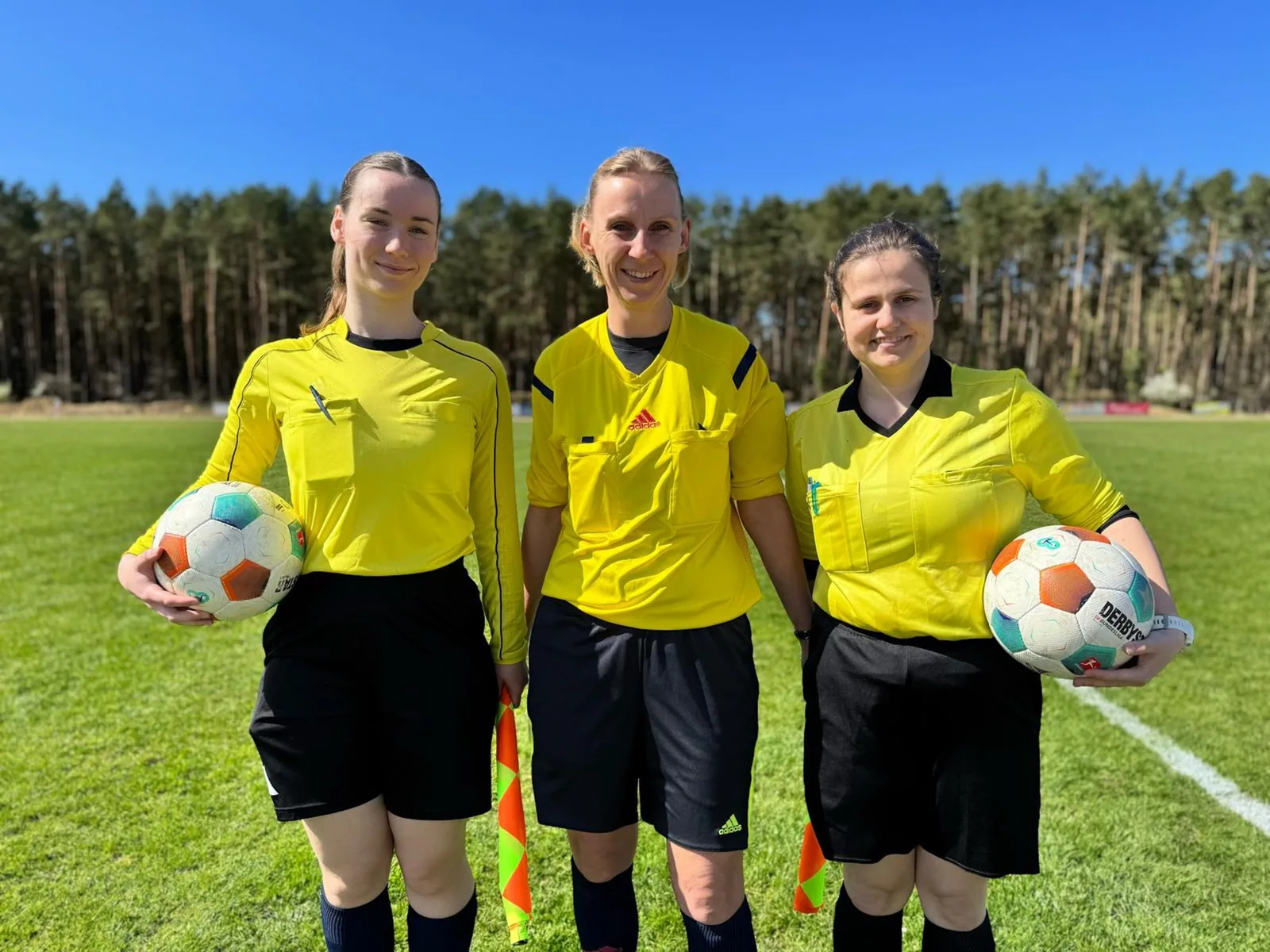 Ein Stück Fußballgeschichte in der Kreisoberliga II: Frauen-Trio leitet torreiche Partie in Wesenberg