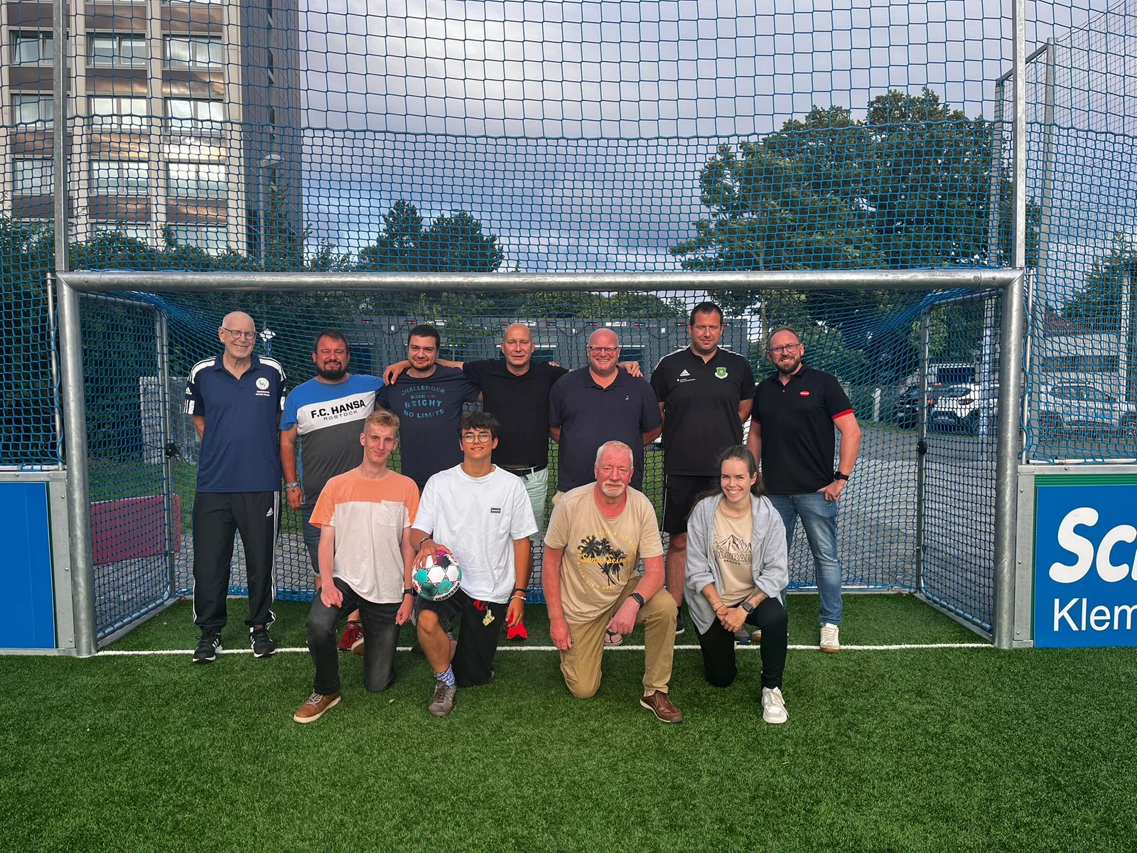 Nur Gehen, kein Grätschen – Walking Football in Rostock vorgestellt