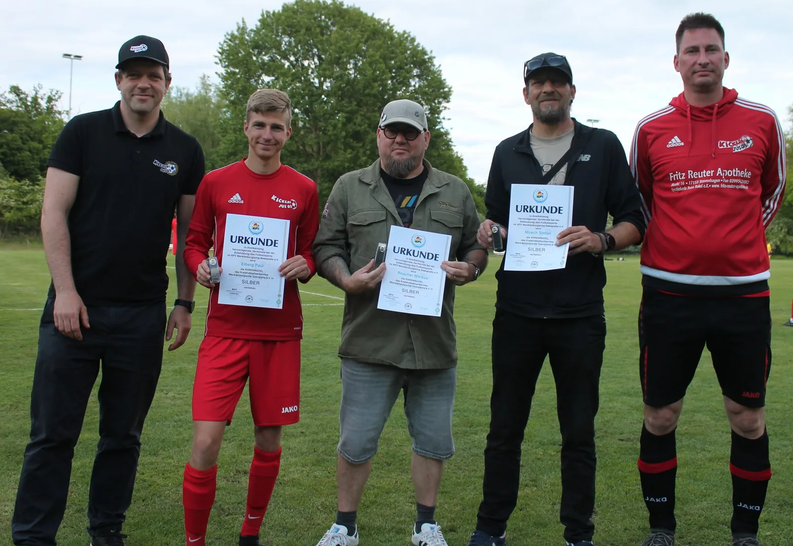Ehrennadel in Silber für engagierte Sportfreunde von Kickers JuS 03