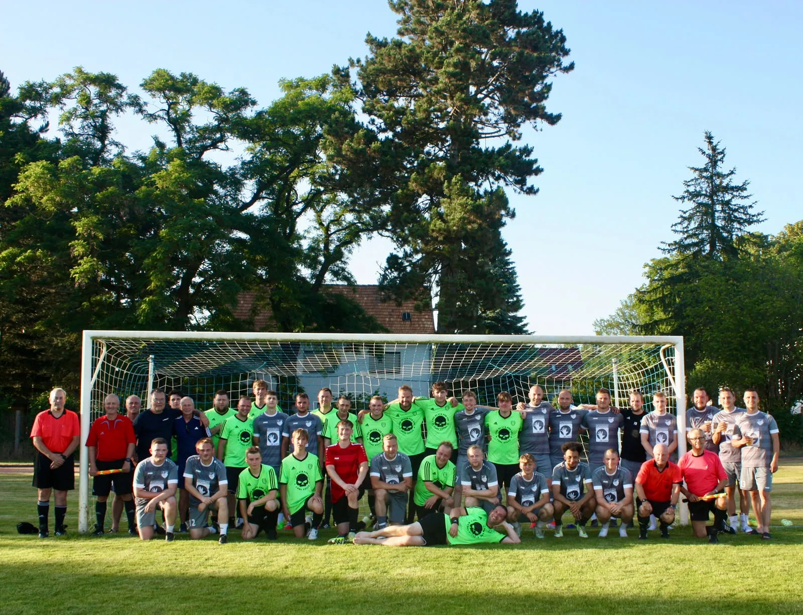 Fußballfest in Tutow: Kreisauswahl bezwingt Schiedsrichterteam bei großer Hitze